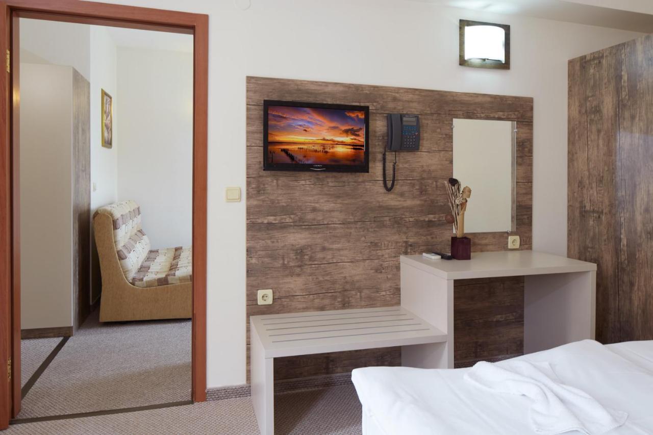 Hotel Lira Pantai Sunny Bagian luar foto